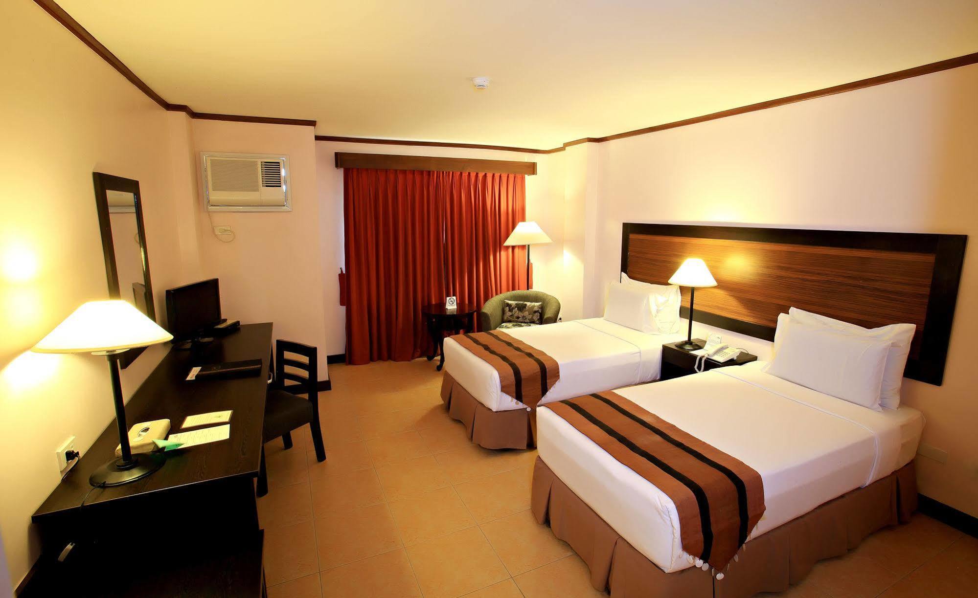 Hotel Tropika Davao City Extérieur photo