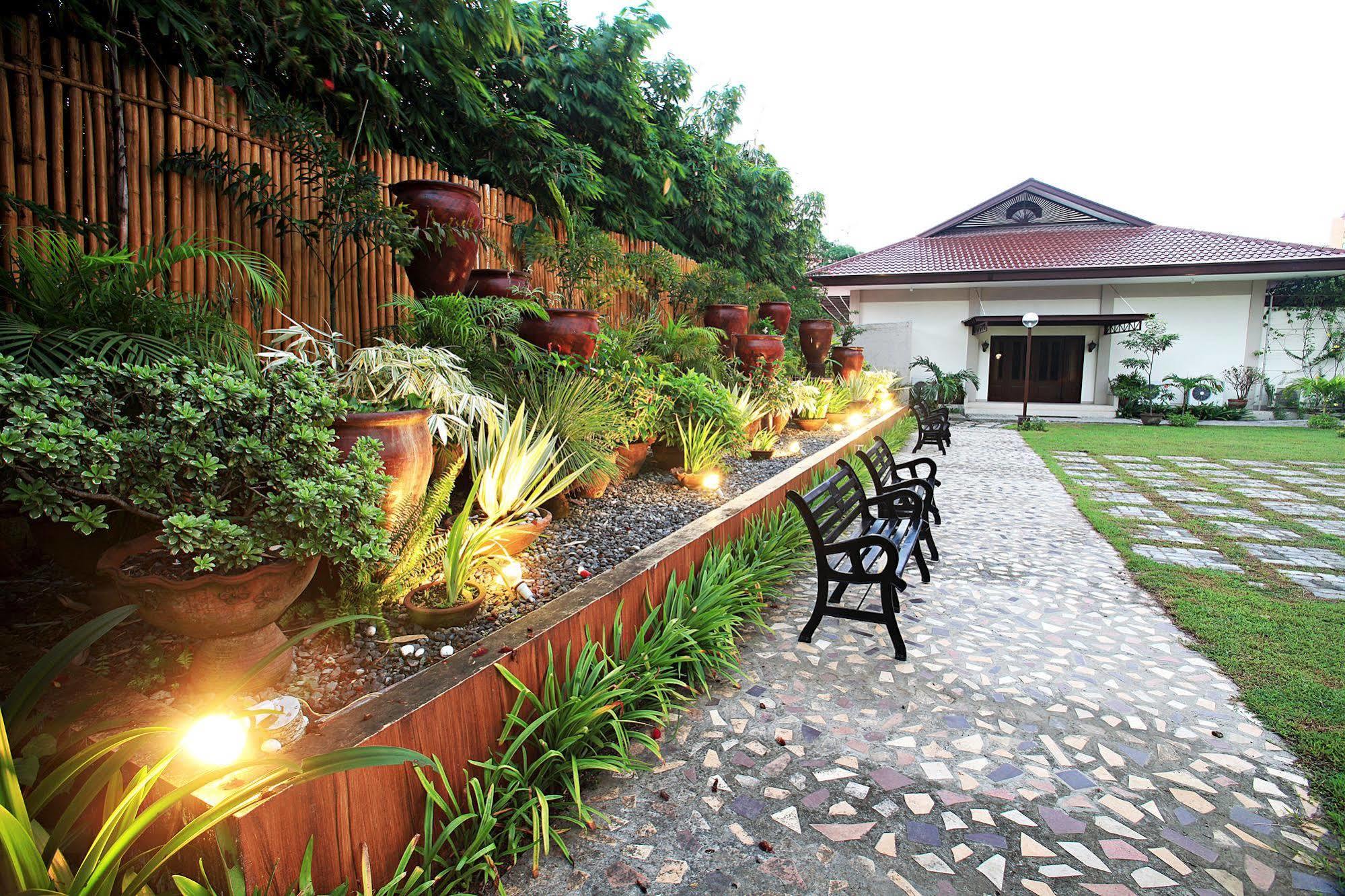 Hotel Tropika Davao City Extérieur photo